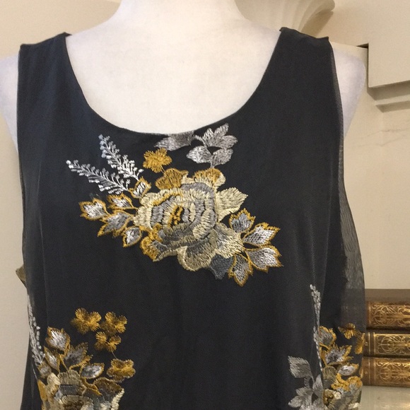 Beautiful Dark Grey Embroidered Top Size 1X - Picture 3 of 10